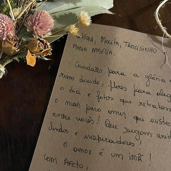 Mocita Fagundes mostrou também a carta carinhosa que ela e a família receberam junto com o álbum