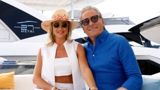 Com look all white, Ana Paula Siebert visita megaiate de luxo com o marido, Roberto Justus