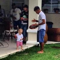 Neymar faz churrasco na companhia do filho e da ex ao som de Thiaguinho