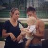 Neymar e Carolina paparicam o filho