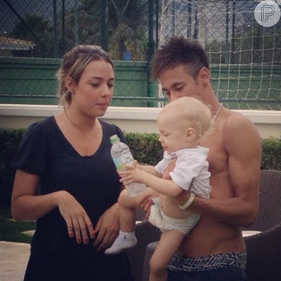 Neymar e Carolina paparicam o filho