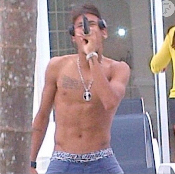 Neymar também canta no churrasco
