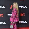 Avril Lavigne escolheu terno xadrez rosa para o VMA 2021