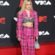 Avril Lavigne usou terno AREA no VMA 2021