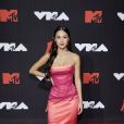 Olivia Rodrigo usou longo Versace de 2001 no tapete vermelho do VMA 2021