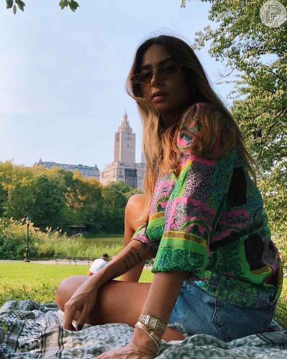 Grávida, Thaila Ayala usa camisa ampla e short em look para piquenique em NY