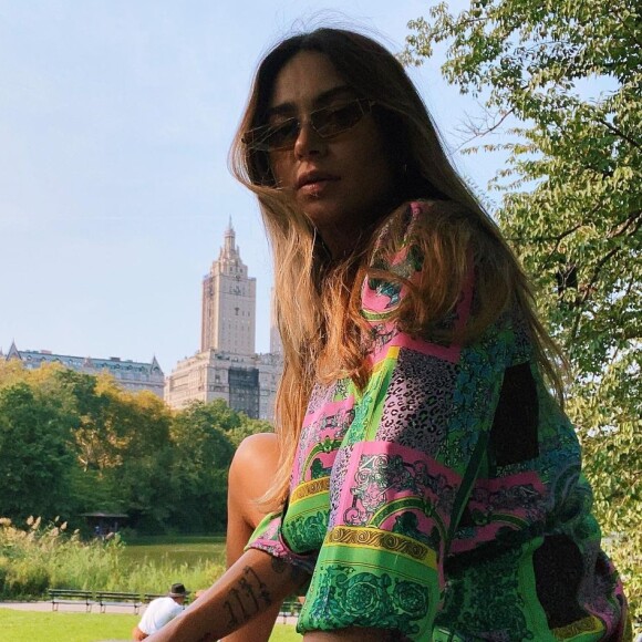 Grávida, Thaila Ayala usa camisa ampla e short em look para piquenique em NY