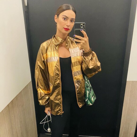 Calça bailarina e jaqueta metalizada em look de Thaila Ayala