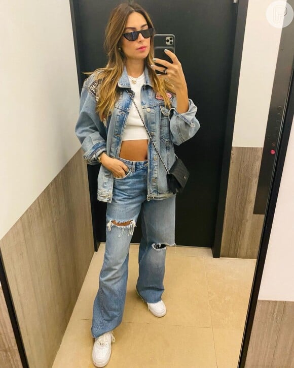Grávida, Thaila Ayala usa jeans, regata branca e tênis em look