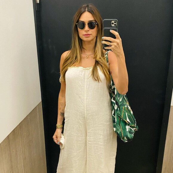 Grávida, Thaila Ayala usa macacão amplo durante viagem a NY