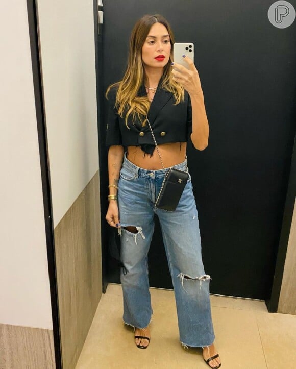 Look de Thaila Ayala com jeans e blazer cropped