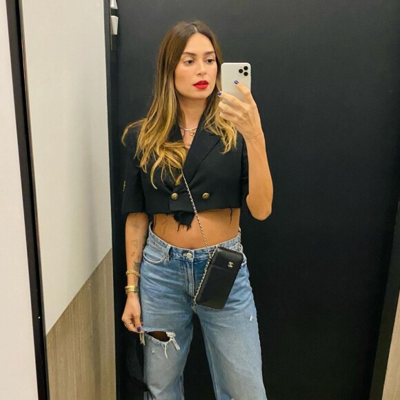 Look de Thaila Ayala com jeans e blazer cropped