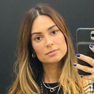 Thaila Ayala deixa barriga à mostra na gravidez com conjunto Burberry e top preto