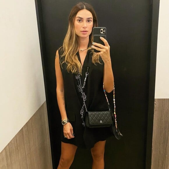 Thaila Ayala combina sandália de dedos com vestido preto em look na gravidez