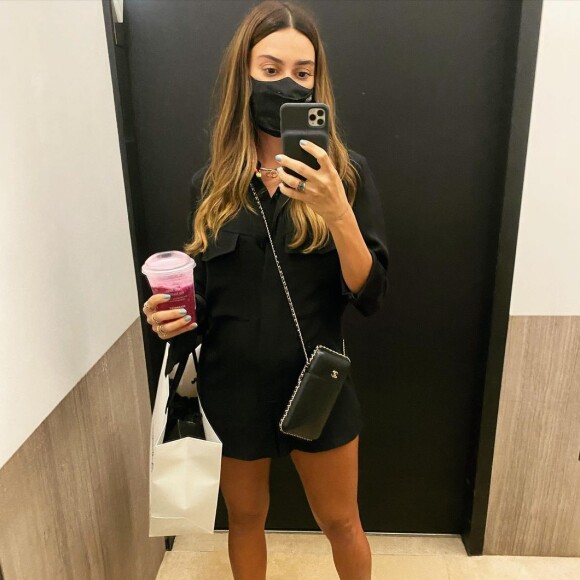 Thaila Ayala usa macacão preto e sapato mulet na gravidez