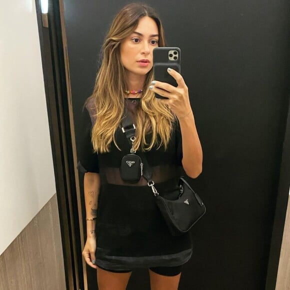 Thaila Ayala, grávida, usa camiseta oversized em viagem a Nova York