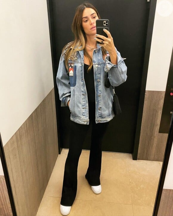 Thaila Ayala escolhe jaqueta jeans para look de gravidez em NY