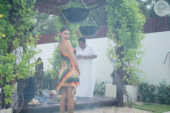 Vestido soltinho com estampa silvestre foi escolha de Thaila Ayala no México