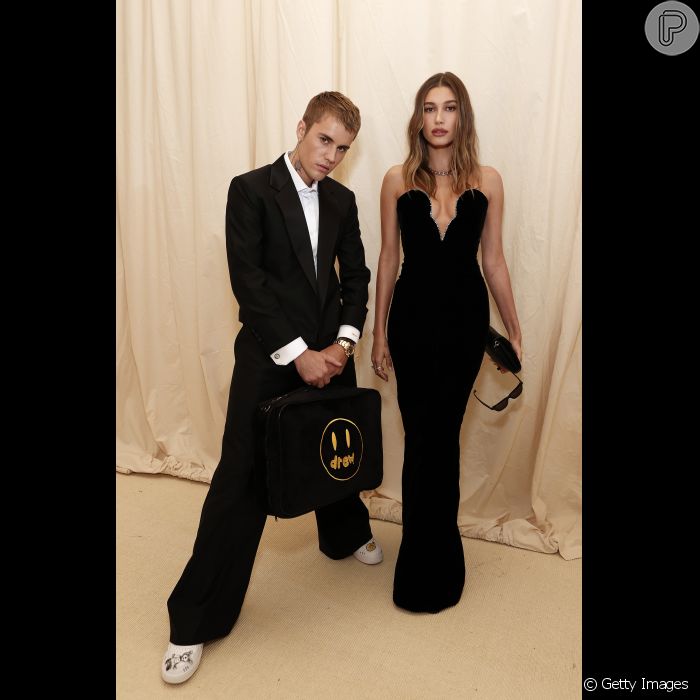  MET Gala 2021: Justin Bieber usou  smoking   La Maison Drew e  Hailey Baldwin escolheu um vestido   Saint Laurent      