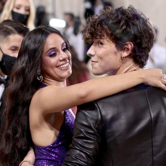 Shawn Mendes posou no red carpet ao lado da namorada, Camila Cabello