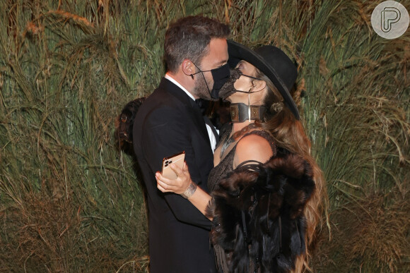 MET Gala 2021: Jennifer Lopez trocou beijo com namorado, Ben Affleck, mesmo usando máscara facial