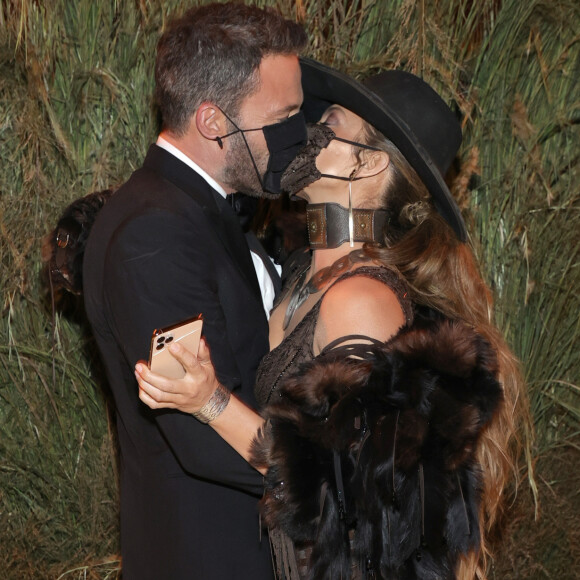 MET Gala 2021: Jennifer Lopez trocou beijo com namorado, Ben Affleck, mesmo usando máscara facial