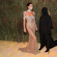 Kendall Jenner posa com a irmã, Kim Kardashian, no MET Gala: elas escolheram propostas opostas