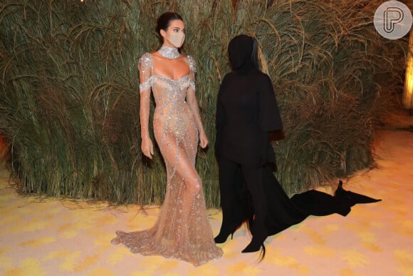 Kendall Jenner posa com a irmã, Kim Kardashian, no MET Gala: elas escolheram propostas opostas