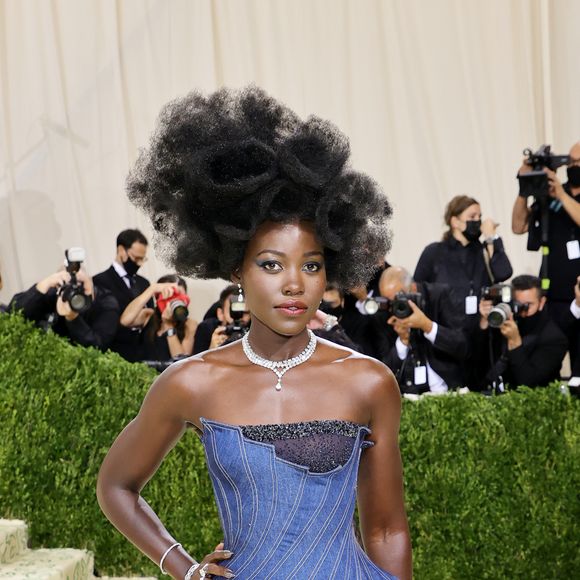 Lupita Nyong'o usou vestido jeans no MET Gala 2021