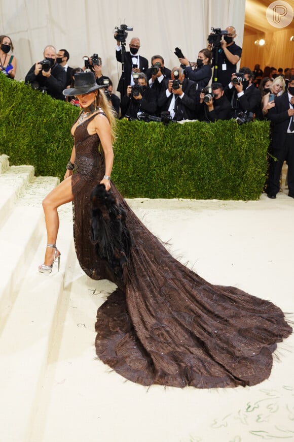 Jennifer Lopez escolheu vestido com cauda e chapéu de caubói