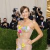 A modelo Irina Shayk escolheu vestido com transparência e cauda repleta de flores