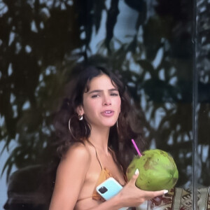 Bruna Marquezine também é fã do crochê, trend em alta para nova temporada