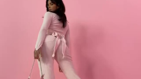 Bruna Marquezine alia jeans rosa à blusa de amarração