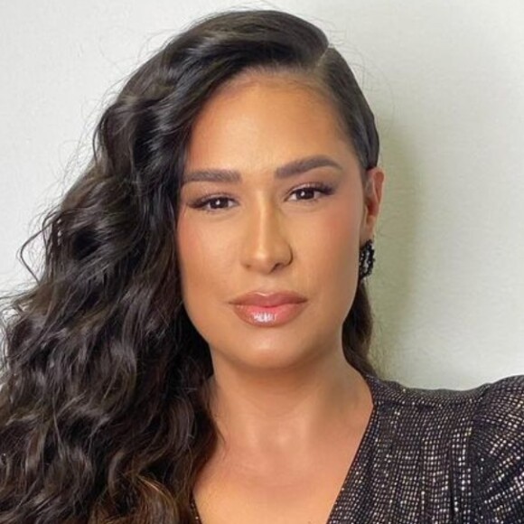 Irmã de Simaria, Simone valorizou curvas em look com decote