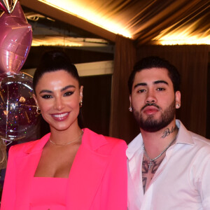 Kevinho e a namorada, Gabriela Versiani, posaram para fotos na festa de lançamento da marca de cosméticos de Virgínia Fonseca