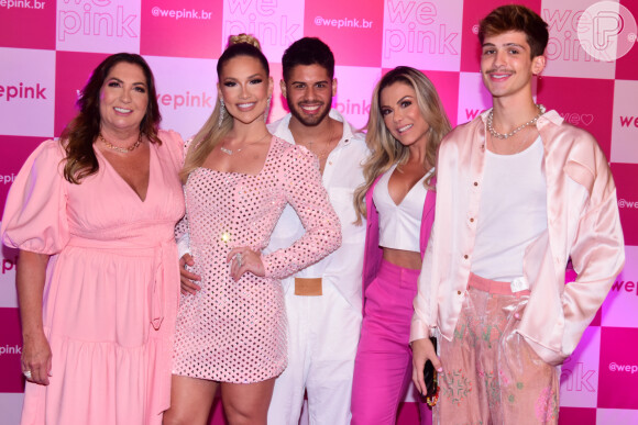 Virgínia Fonseca comemorou o lançamento de sua marca de cosmético ao lado da mãe, do marido, da sogra e do cunhado