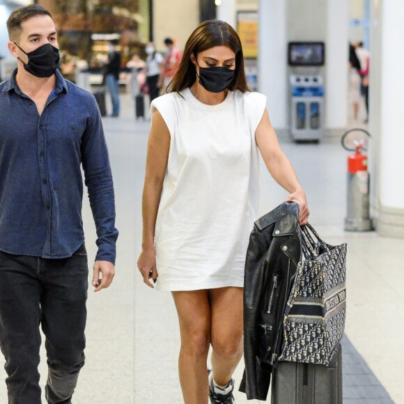 Juliana Paes usou camisetão com mangas muscle tee