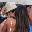 Hariany Almeida e o novo namorado, José Victor Pires, trocam beijos em praia do Rio, em 18 de setembro de 2021