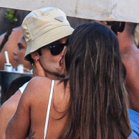 Hariany Almeida beija novo namorado, José Victor Pires, em praia do Rio. Veja fotos do casal!
