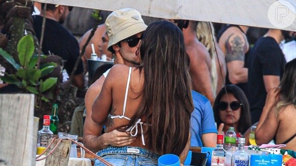 Hariany Almeida e o novo namorado, José Victor Pires, trocam beijos em praia do Rio, em 18 de setembro de 2021
