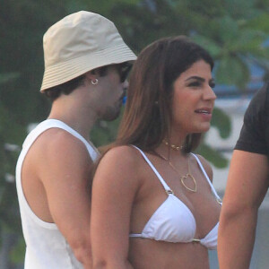 Hariany Almeida e o novo namorado, José Victor Pires, são fotogrados juntos em praia