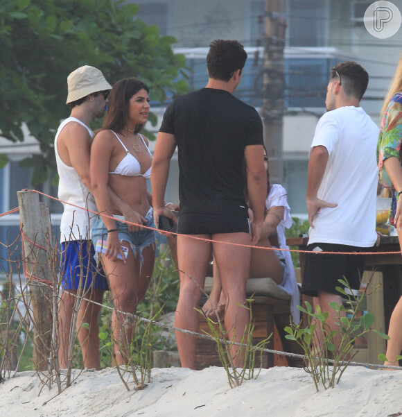 Hariany Almeida e o novo namorado, José Victor Pires, são fotogrados juntos em praia