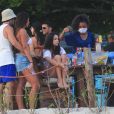 Hariany Almeida e o novo namorado, José Victor Pires, curtem praia com amigos no Rio