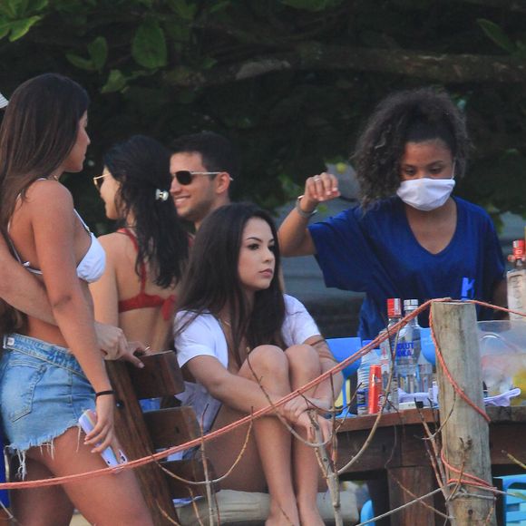 Hariany Almeida e o novo namorado, José Victor Pires, curtem praia com amigos no Rio