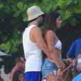 Hariany Almeida e o novo namorado, José Victor Pires, são flagrados abraçados em praia do Rio
