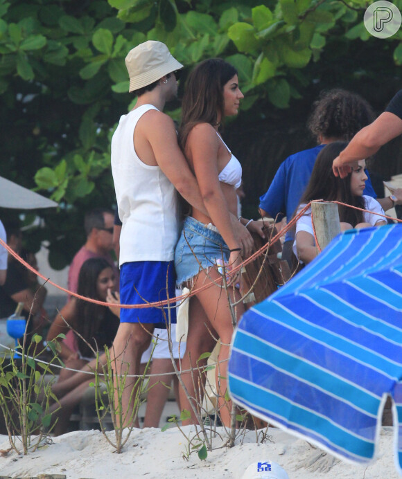 Hariany Almeida e o novo namorado, José Victor Pires, são flagrados abraçados em praia do Rio