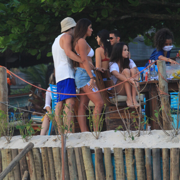 Hariany Almeida e o novo namorado, José Victor Pires, curtem praia com amigod