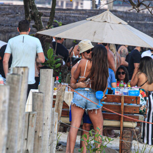 Hariany Almeida e o novo namorado, José Victor Pires, se beijam em praia do Rio