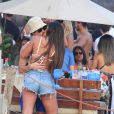 Novo namorado de Hariany Almeida troca beijos com a influenciadora em praia