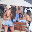 Hariany Almeida e o novo namorado, José Victor Pires, trocam beijos em praia